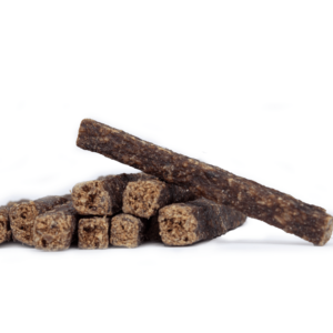 Snack'it Krondyrkødstang er 100% Naturligt og kommer i en genluk pose på 200 g.