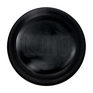 Kong Flyer Extreme det perfekte apportlegetøj til hunde. Den sorte gummifrisbee er særdeles slidstærk og nem at gribe takket være det fleksible materiale.