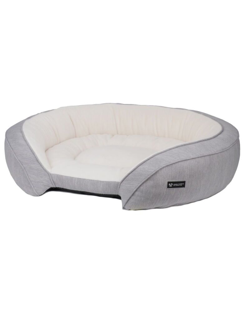 PB Cozy Lounge hundeseng. Cozy sengene er lavet af grå sofa stof med superblødt creme fleece på indersiden, polyester fyld og skridsikker bund.