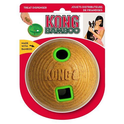 KONG Bamboo Feeder Ball smart foderdispenser, der aktiverer og stimulerer hunden mentalt og fysisk mens den spiser. Hunden belønnes med godbidder, som falder ud af dispenseren, når hunden skubber, puffer eller basker til legetøjet